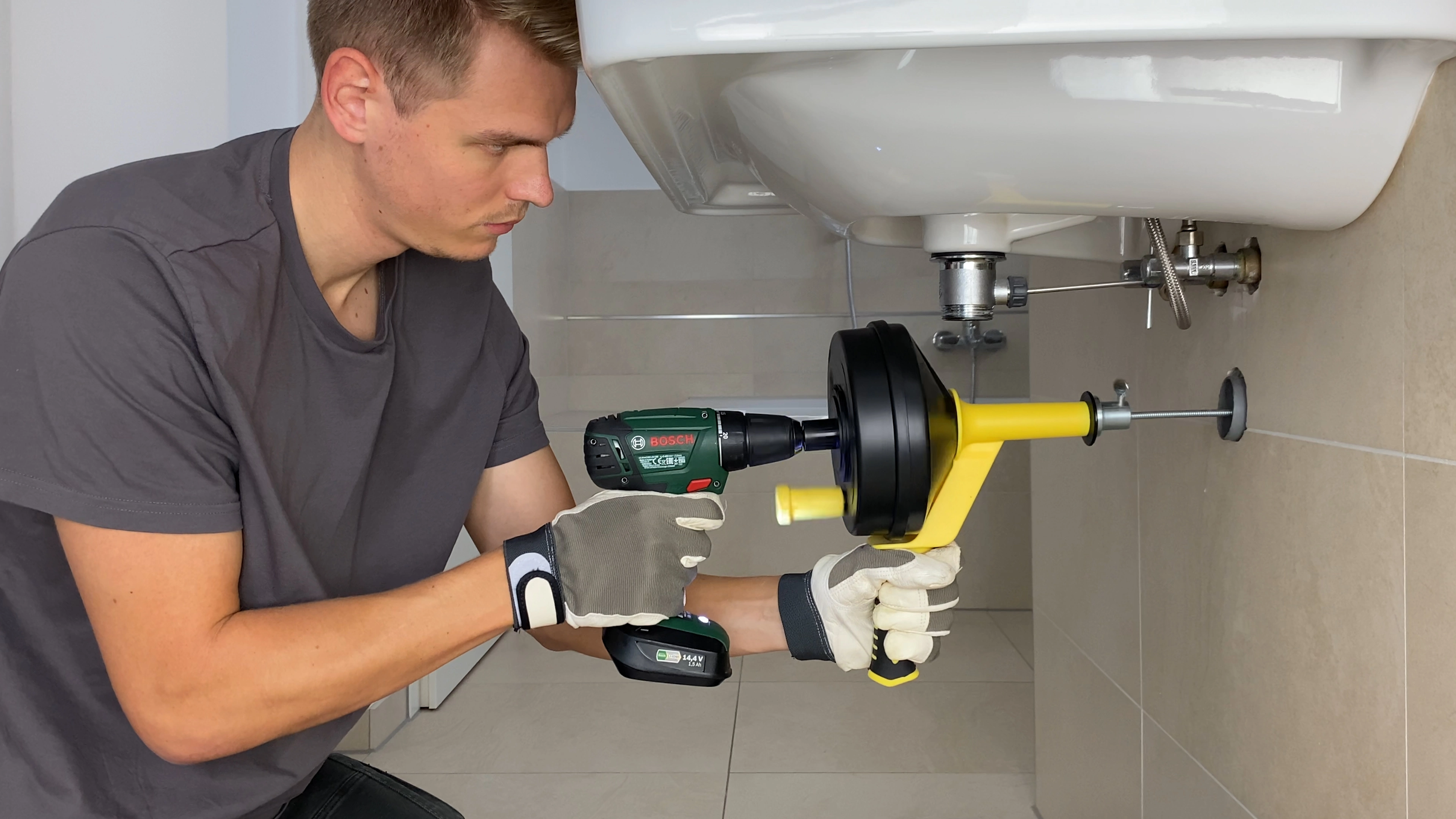 Rohrreinigungsspirale richtig anwenden: Schritt-für-Schritt-Anleitung